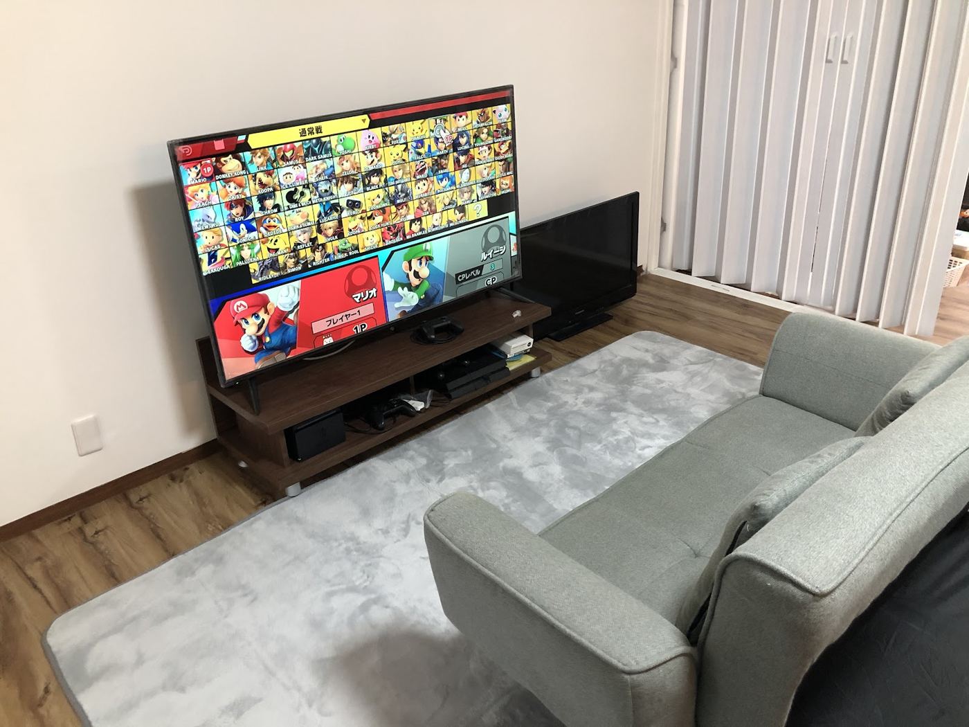 リビングのテレビとソファ